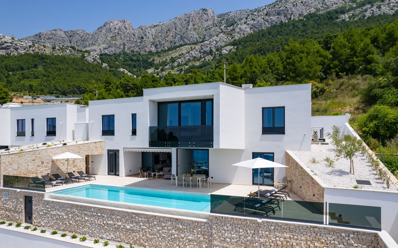 Villa Loma: Balkong / terrasse / uteplass, basseng, Eksteriør, Visningar