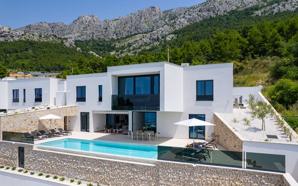 Villa Loma: Balkong / terrasse / uteplass, basseng, Eksteriør, Visningar