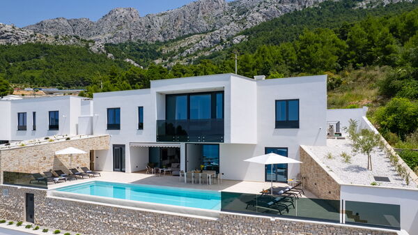 Villa Loma: Balkong / terrasse / uteplass, basseng, Eksteriør, Visningar