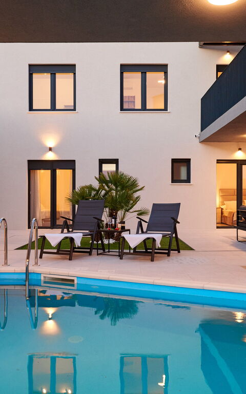 Villa Stella: basseng, Utendørs