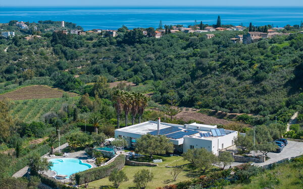 Villa Demetra: basseng, Hage, Visningar
