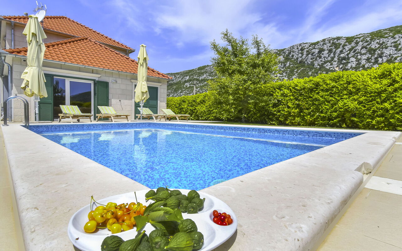 Villa Zupa: Balkong / terrasse / uteplass, basseng, Utendørs