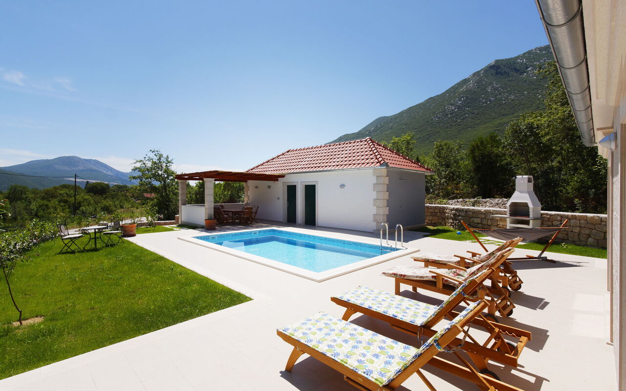 Villa Zupa: Balkong / terrasse / uteplass, basseng, Hage, Utendørs