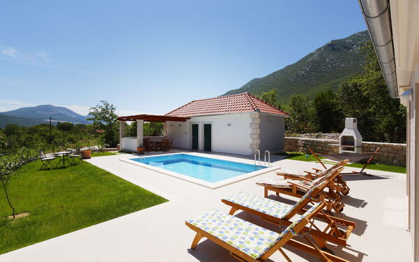 Villa Zupa: Balkong / terrasse / uteplass, basseng, Hage, Utendørs