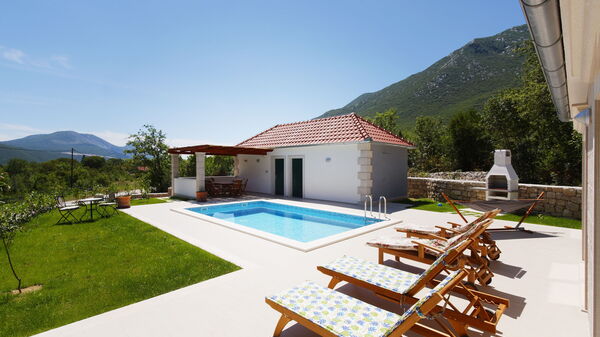 Villa Zupa: Balkong / terrasse / uteplass, basseng, Hage, Utendørs