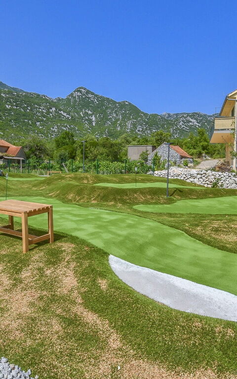 Villa Roglic: Aktiviteter, Eksteriør, Hage, Visningar