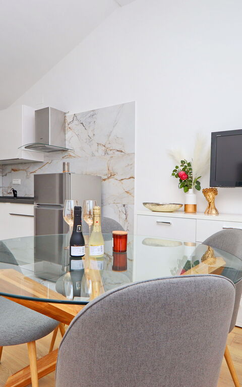 Villa Emerald: Kjøkken, Lunsjrom