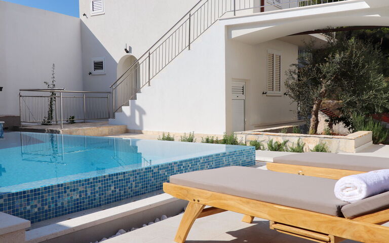 Villa Emerald: basseng, Eksteriør