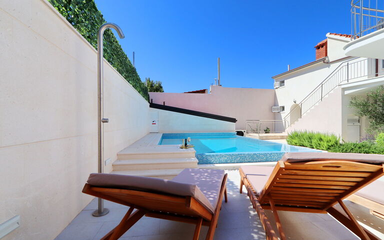 Villa Emerald: basseng, Eksteriør