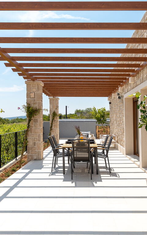 Villa Spectrum: Utendørs, Visningar