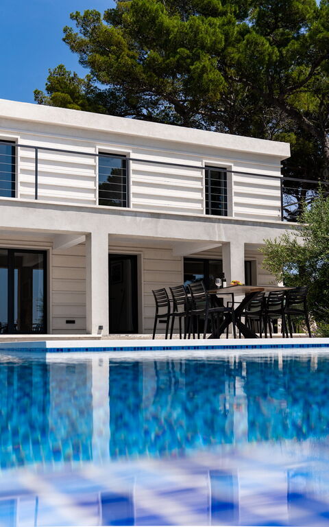 Villa Cosmic: Balkong / terrasse / uteplass, basseng, Eksteriør