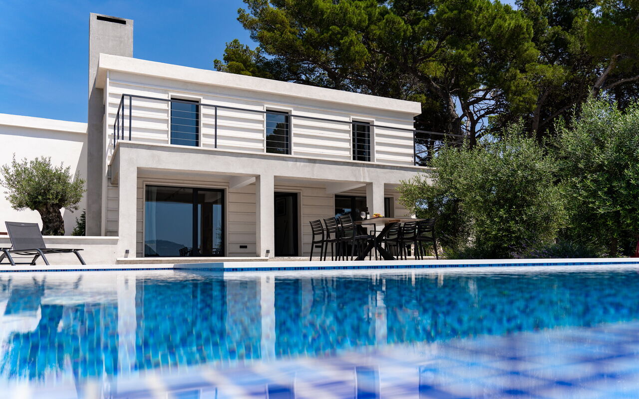 Villa Cosmic: Balkong / terrasse / uteplass, basseng, Eksteriør