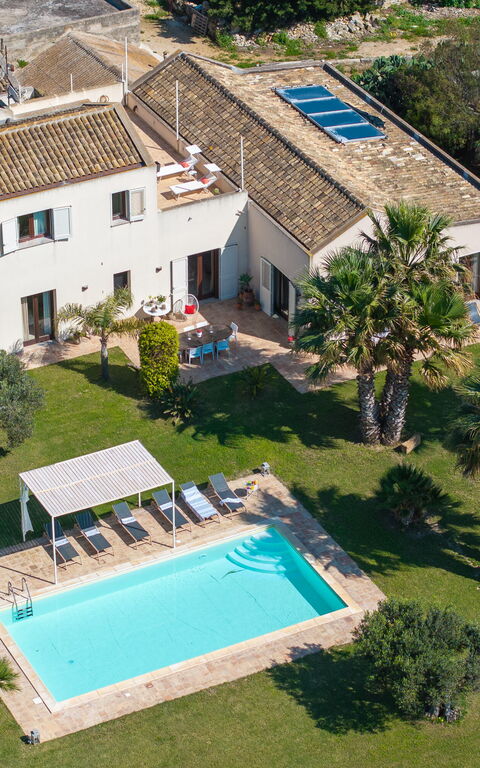 Villa Casale: basseng, Hage