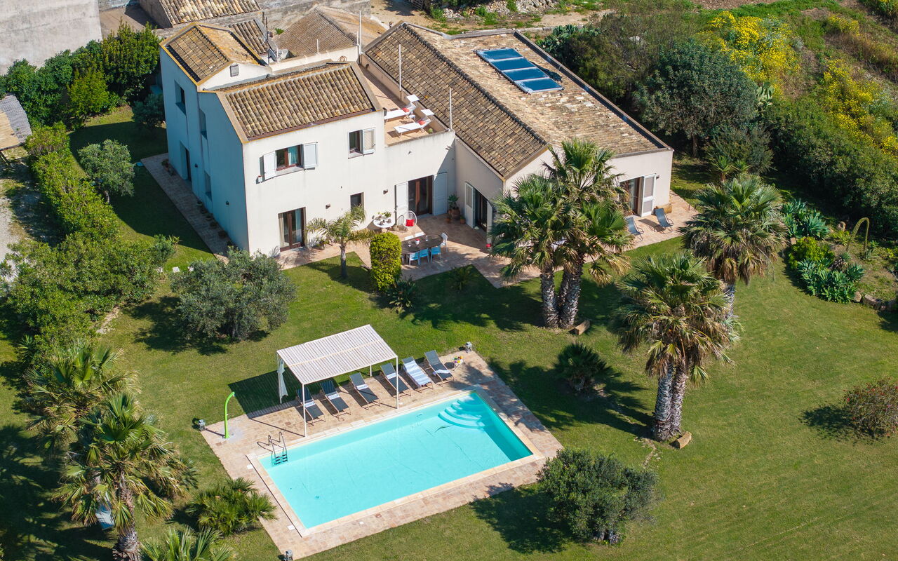 Villa Casale: basseng, Hage