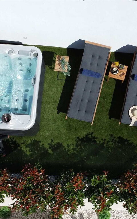 Villa Nikta: Balkong / terrasse / uteplass, boblebad, Hage, Utendørs