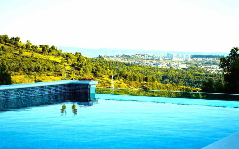 Villa Nikta: basseng, By