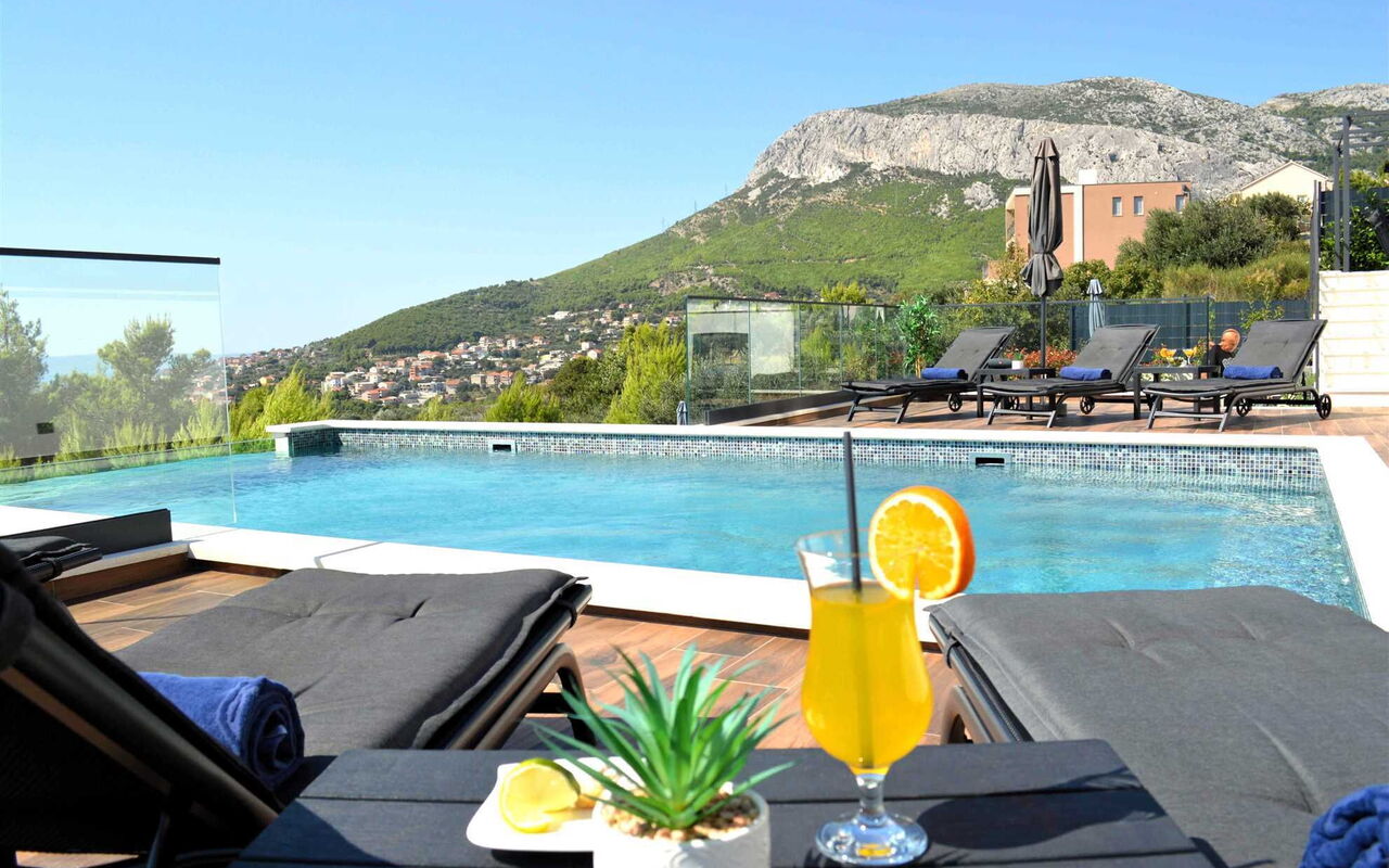 Villa Nikta: Balkong / terrasse / uteplass, basseng, By, Utendørs