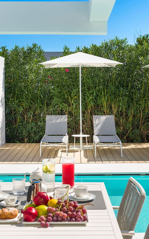 Villa Gadir: Balkong / terrasse / uteplass, basseng, Eksteriør, Mat, Utendørs