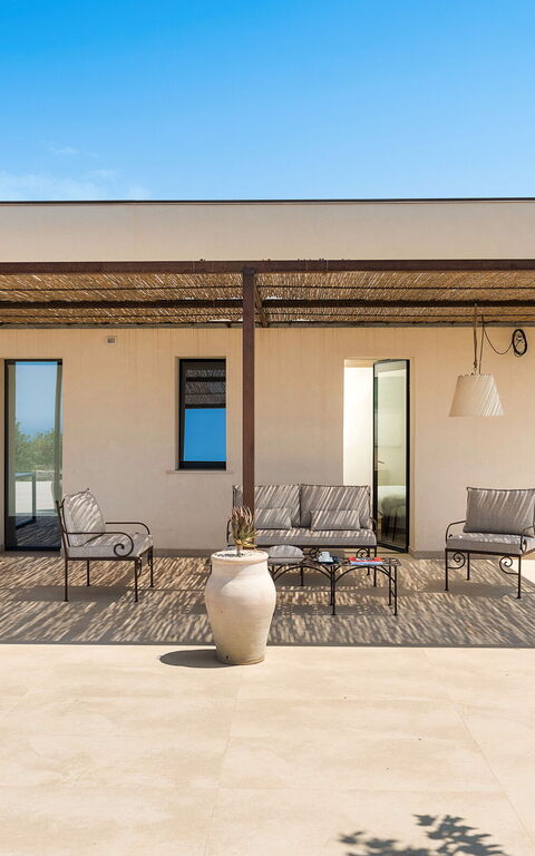 Gelso Bianco: Eksteriør, Utendørs