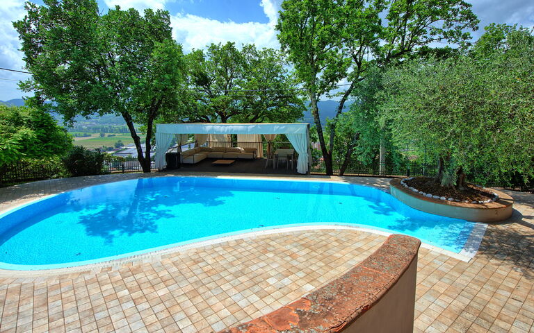 Villa Paradiso: basseng, Hage