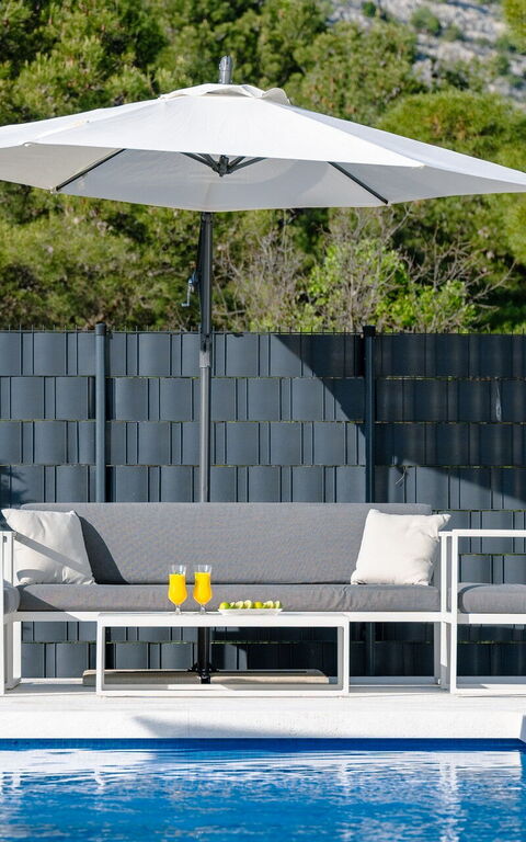 Orvas Villa 82: basseng, Utendørs