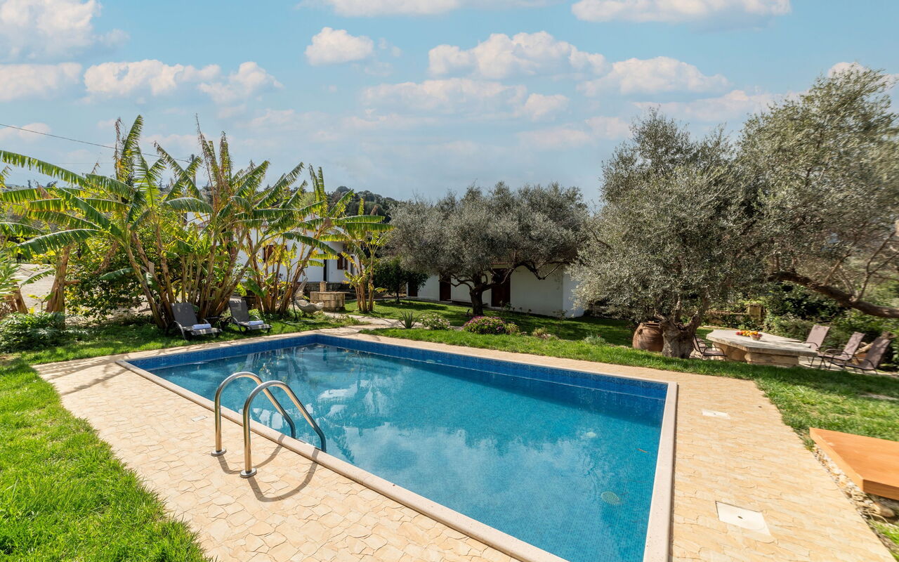 Klapas: basseng, Eksteriør, Hage