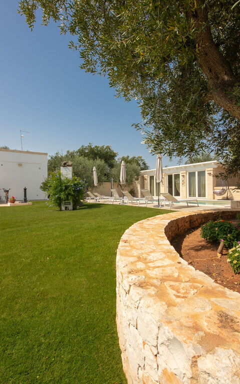 Terra Mater: Eksteriør, Hage, Utendørs