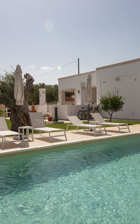 Terra Mater: basseng, Eksteriør, Utendørs