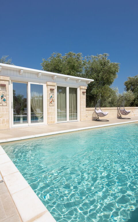 Terra Mater: basseng, Eksteriør, Utendørs