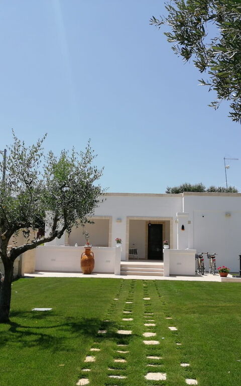 Terra Mater: Eksteriør, Hage, Utendørs