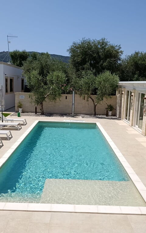 Terra Mater: basseng, Eksteriør, Utendørs