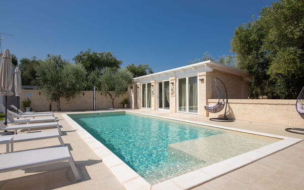 Terra Mater: basseng, Eksteriør, Utendørs