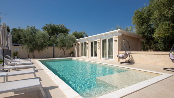 Terra Mater: basseng, Eksteriør, Utendørs