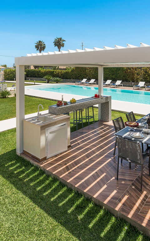 Villa Dilecta: Balkong / terrasse / uteplass, basseng, Eksteriør, Hage, Utendørs