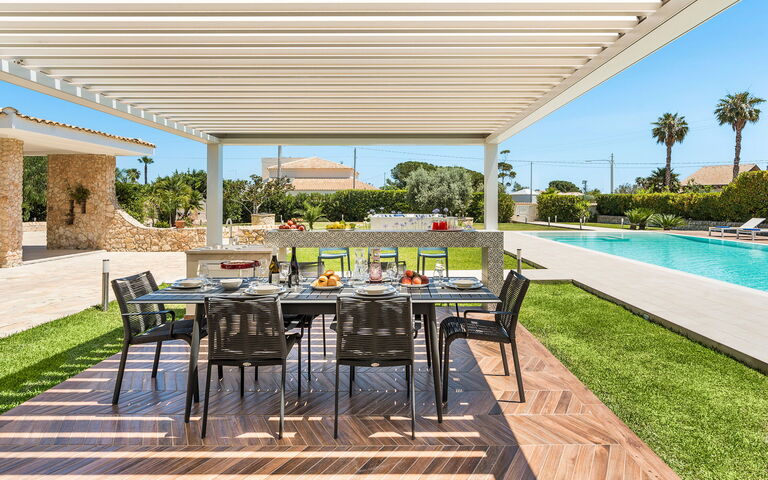 Villa Dilecta: Balkong / terrasse / uteplass, basseng, Eksteriør, Hage, Utendørs