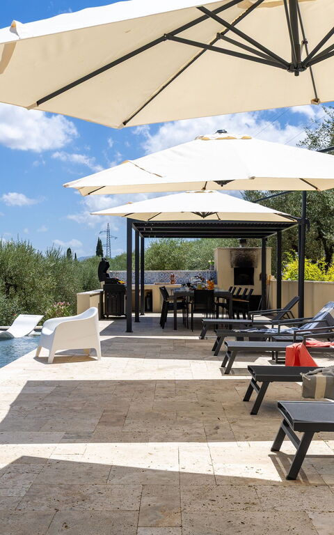 Villa Silvia: basseng, Eksteriør