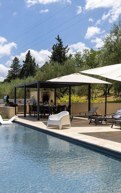 Villa Silvia: basseng, Eksteriør