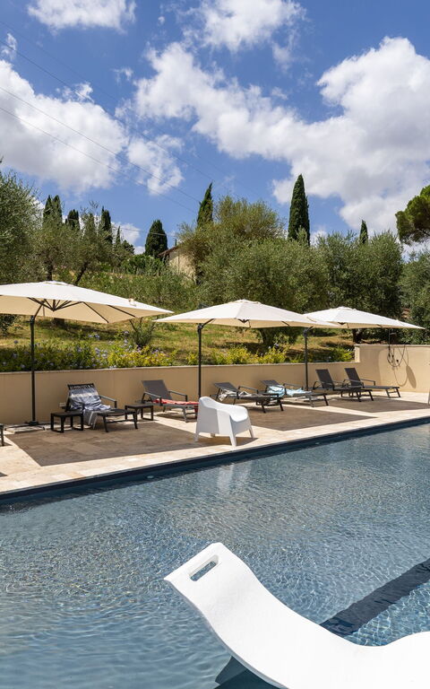 Villa Silvia: basseng, Eksteriør