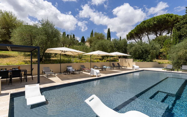 Villa Silvia: basseng, Eksteriør