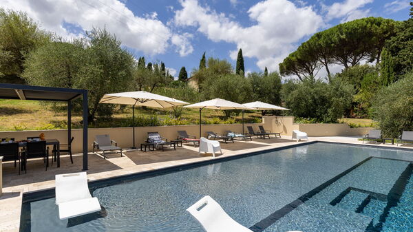 Villa Silvia: basseng, Eksteriør