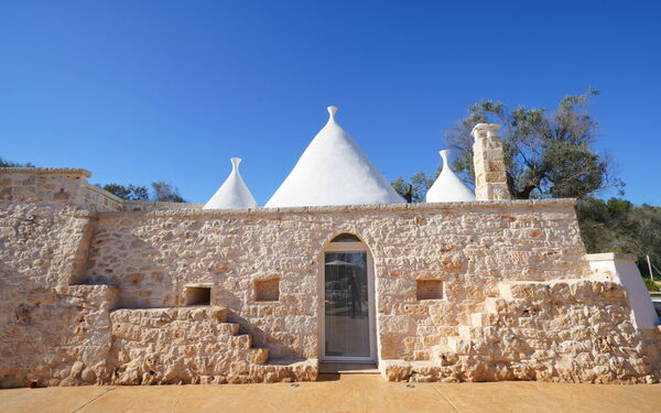 Trullo Samanta: Eksteriør, Utendørs