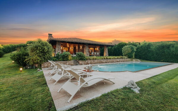 Villa Marinella: basseng, Eksteriør