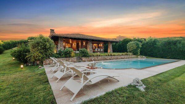 Villa Marinella: basseng, Eksteriør