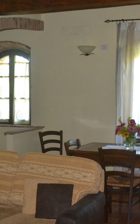 Podere Peteglia: Kjøkken, Lunsjrom, Stue