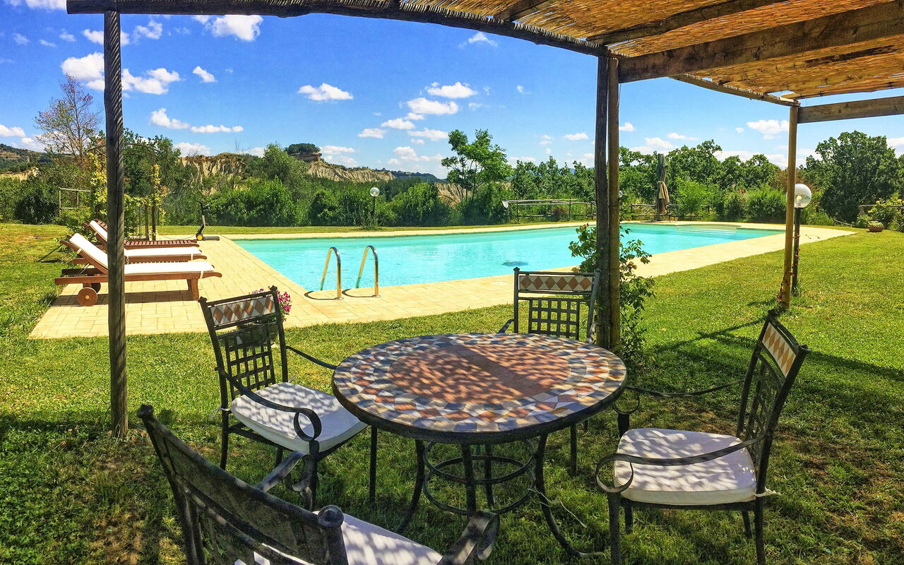 Villa Civita: basseng, Hage