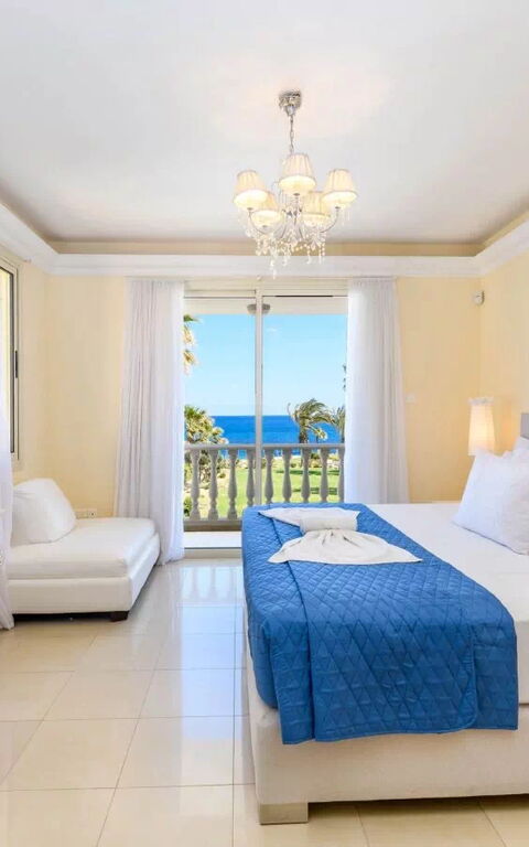 Royal Beachfront Villa: soverom