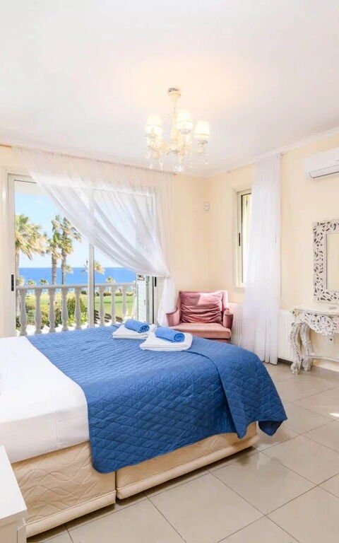 Royal Beachfront Villa: soverom
