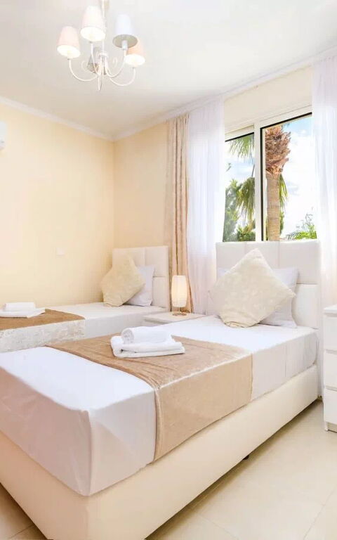 Royal Beachfront Villa: soverom