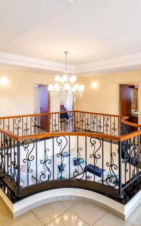 Royal Beachfront Villa: Annet rom