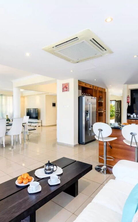 Royal Beachfront Villa: Lunsjrom, Stue